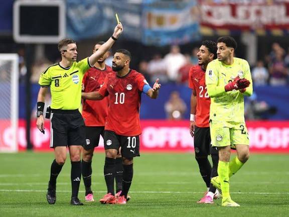 Les joueurs égyptiens Mohamed Hany et Trezeguet contestent une décision de l'arbitre face à l'Argentine au Mondial