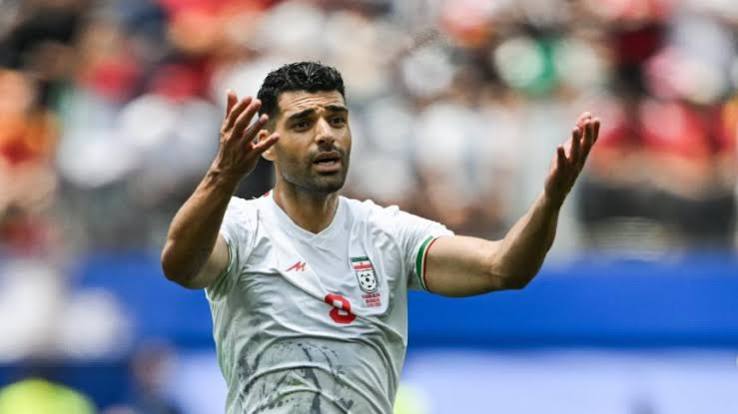 Business vs Sport : La FIFA suspectée de manipuler les compétitions pour l'audimat ? iranian player complaning about judgement referee